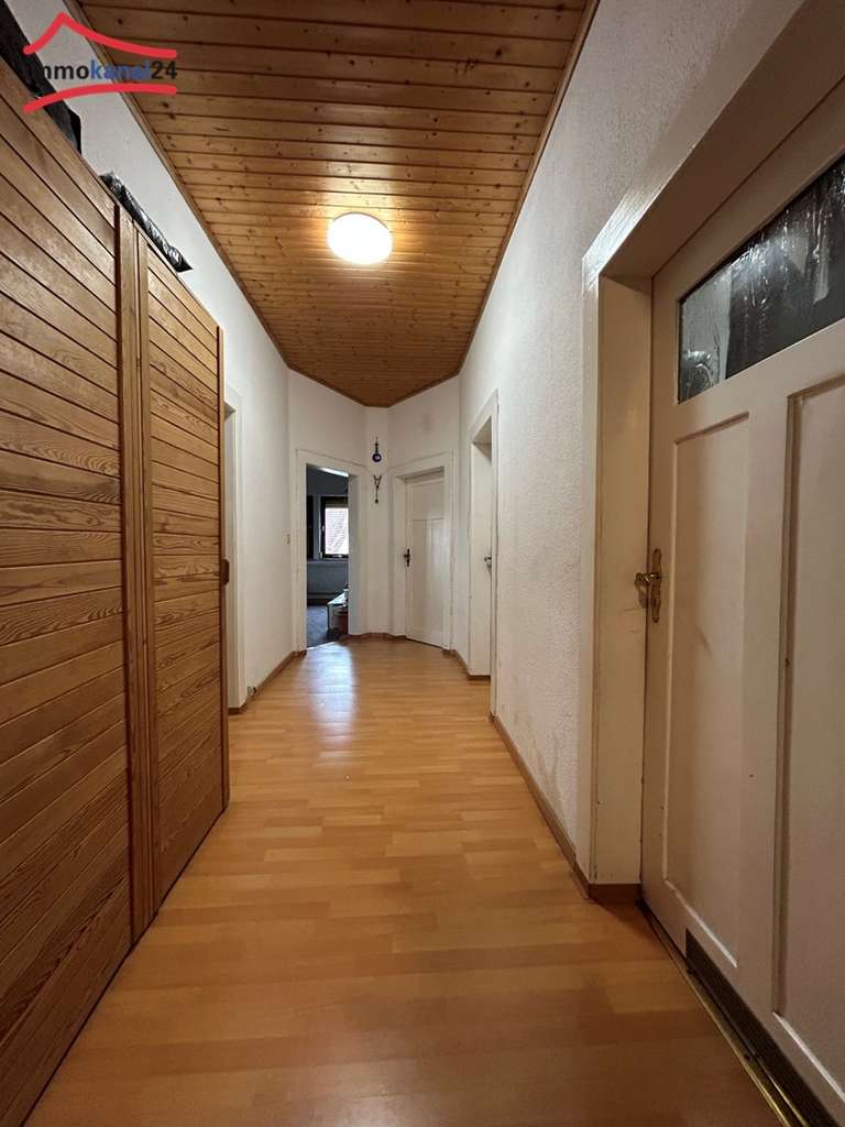 Immobilie in Treuchtlingen - Dachgeschoss-Highlight mit Tageslichtbad und Einbauküche – 91757 Treuchtlingen - Bild 4