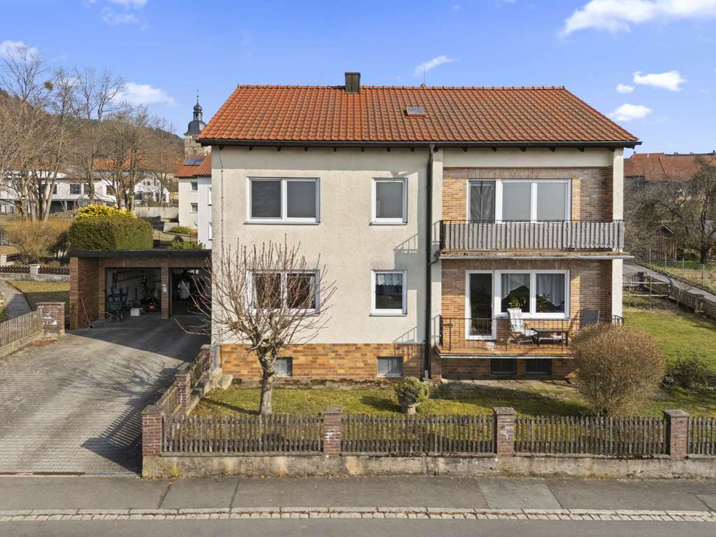 Immobilie in Kemnath - Zweifamilienhaus mit großem Garten und Ausbaureserve - Bild 1