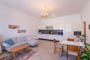 Zu Verkaufen! Möblierte 2-Zimmer-Wohnung mit Balkon unweit des Lietzensees am Kaiserdamm!