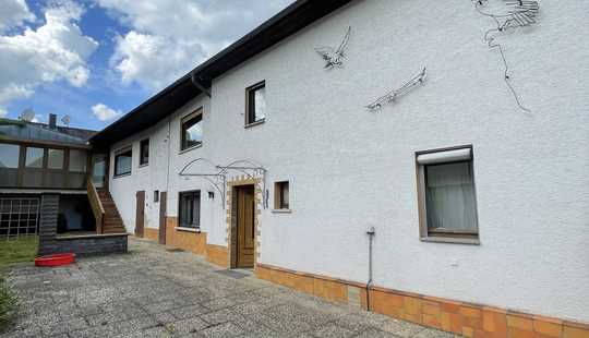 Bild von **Einfamilienhaus mit Wintergarten und sep. Lagergebäude**