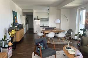 Moderne 4-Raum-Wohnung mit Balkon und zwei Bädern