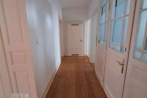 Schöne 3-Zi.-Altbau-Whg. in sehr gepflegtem 4-Parteien-Haus mit EBK, zentral, Stellplatz – Hermannstr. 18, 65183 Westend / Bleichstraße, Wiesbaden – Vorschaubild 1