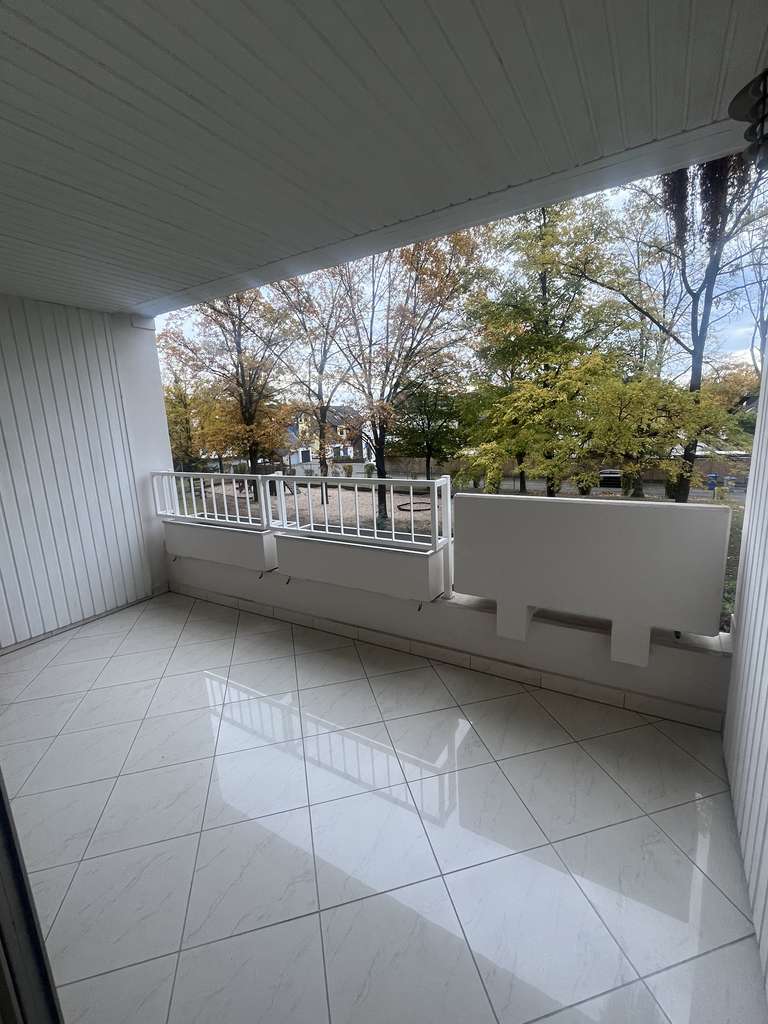 Moderne Maisonette-Wohnung mit Balkon und Tiefgaragenstellplatz