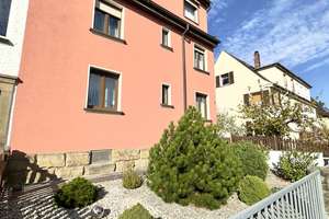 Doppelhaushälfte mit 3 Garagen, Wintergarten, Balkon und kleinem Garten! In guter Lage, Stadtteil Gl – Die vollständige Adresse der Immobilie erhältst du vom Anbieter., 95447 Glocke/Saas, Bayreuth – Vorschaubild 1