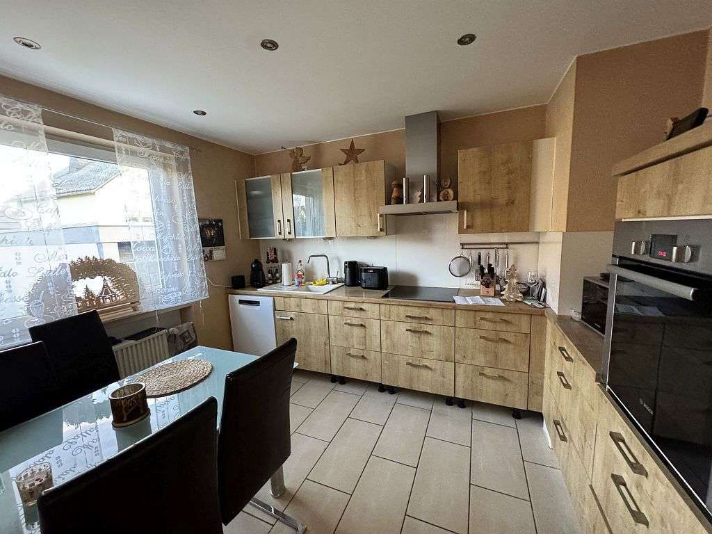 Immobilie in Großmaischeid - Attraktives Reihenendhaus mit Balkonen, Stellplatz und Garage nahe dem Ortsrand - Bild 3