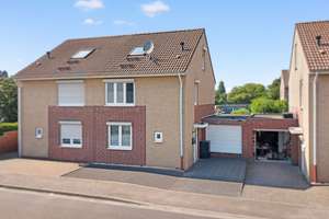 Halbfreistehendes Einfamilienhaus mit Garten und Garage in ruhigem, begehrtem Wohnviertel