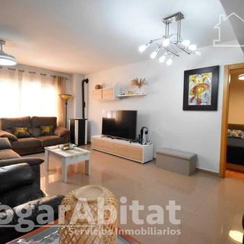 NEUWERTIG, GERÄUMIG UND HELL MIT TERRASSE UND JACUZZI