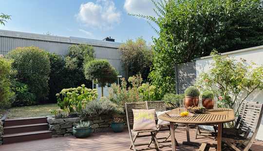 Bild von Modern Family Living with Prime Access to City and International Schools