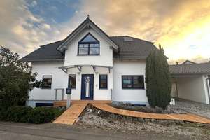 Großzügiges energieeffizientes Huxel-Holz-Einfamilienhaus mit Einliegerwohnung St. Leon, 10,5 Zimmer – Die vollständige Adresse der Immobilie erhältst du vom Anbieter., 68789 Sankt Leon-Rot – Vorschaubild 1