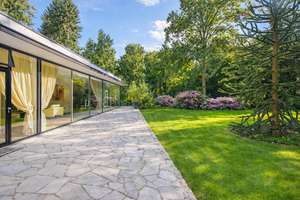 IKONISCHE BAUHAUS-VILLA MIT PARKÄHNLICHEM ANWESEN
UND PRIVATEM POOL IN ABSOLUTER DAHLEM-BESTLAGE