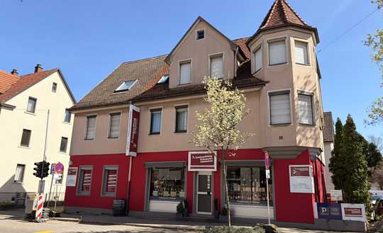 Wohn- und Geschäftshaus (Zweifamilienhaus mit Laden, Doppelgarage und großzügigem Grundstück)
