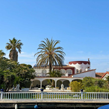 Villa vor den Brücken von Empuriabrava gelegen, mit einem 30-Meter-Anlegeplatz und einer Bootsgarage