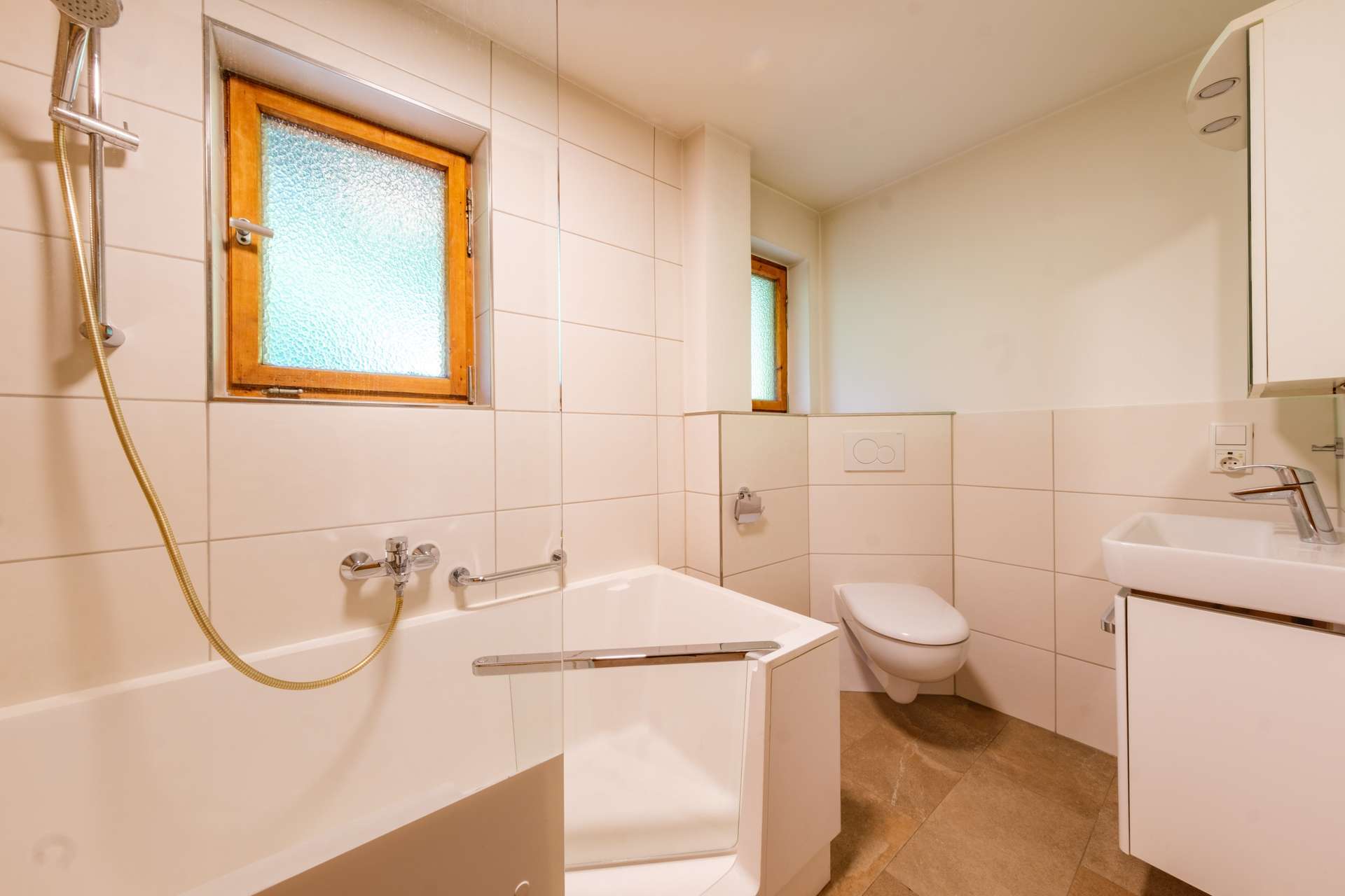 Immobilie in Tegernsee - Kensington-Exklusiv-Zweifamilienhaus am Tegernsee mit Panoramablick und Gestaltungspotenzial - Bild 0