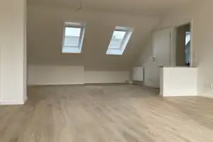 Komplett sanierte 2-Zi-Dachgeschosswohnung mit Balkon in ruhiger Lage zu vermieten – Tribünenweg 23, 22111 Hamburg – Vorschaubild 2