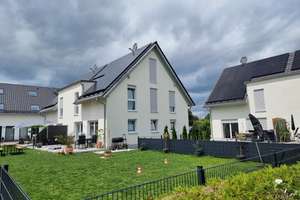 A+ Doppelhaushälfte mit drei Bädern und Photovoltaik