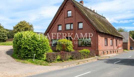 Bild von Reetdach-Rarität mit Halle und Garage