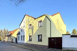 Gedämmte Doppelhaushälfte, mit Heizungsanlage von 2021, Doppelgarage und Gartengrundstück in Greppin – Karl-Liebknecht-Straße 30, 6803 Bitterfeld-Wolfen – Vorschaubild 1