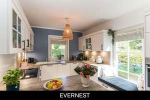 Modern single-family home in a quiet, wooded location – high-quality fittings and ready to move in
