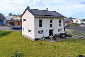 Repräsentatives Wohnen – Exklusives Einfamilienhaus in massiver Bauweise mit PV-Anlage – Die vollständige Adresse der Immobilie erhältst du vom Anbieter., 91481 Münchsteinach – Vorschaubild 2