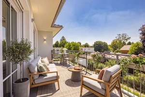 Villen-Architektur trifft Design-Ästhetik: Wohnung mit Dachterrasse zum Erstbezug