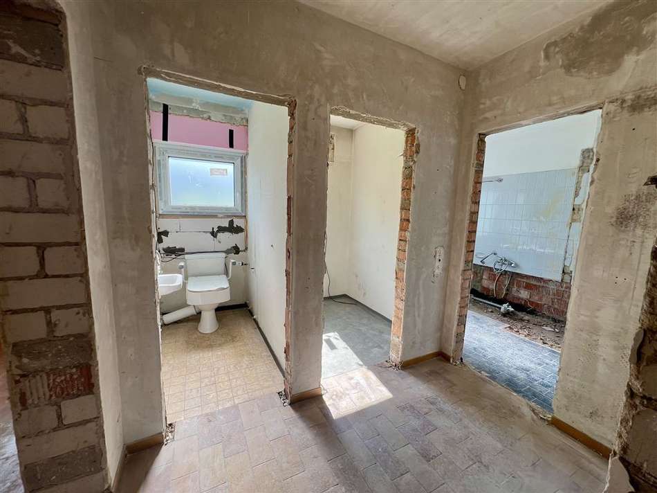 Flur zu WC und Badezimmer