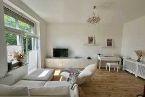 Stilvolle 2-Zimmer-Altbauwohnung mit Balkon und Blick auf begrünten Innenhof in Pempelfort – Düsseldorf – Vorschaubild 1