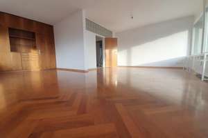 Exklusive Innenstadtwohnung mit Balkon, Einbauküche & 2 Bädern