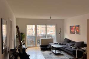 Komplett sanierte 3 ZKB mit Balkon, Industrieparkett und Wohnküche in stilvollem Altbau!