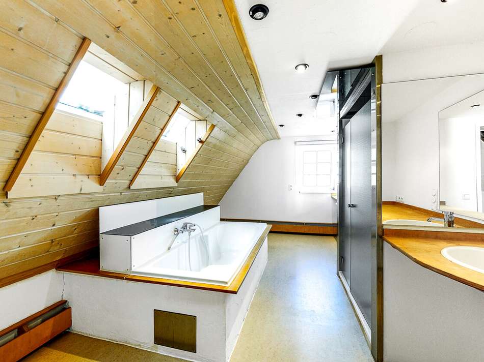 Bad im Dachgeschoss