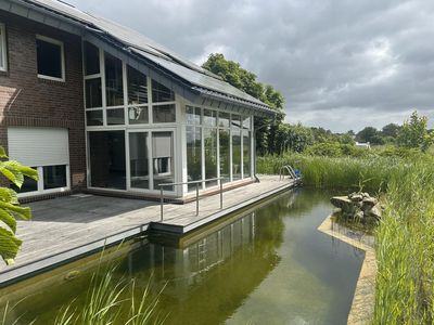 Großzügiges Architektenhaus (317m2) mit Schwimmteich, Feldrandlage u. Wellnessbereich