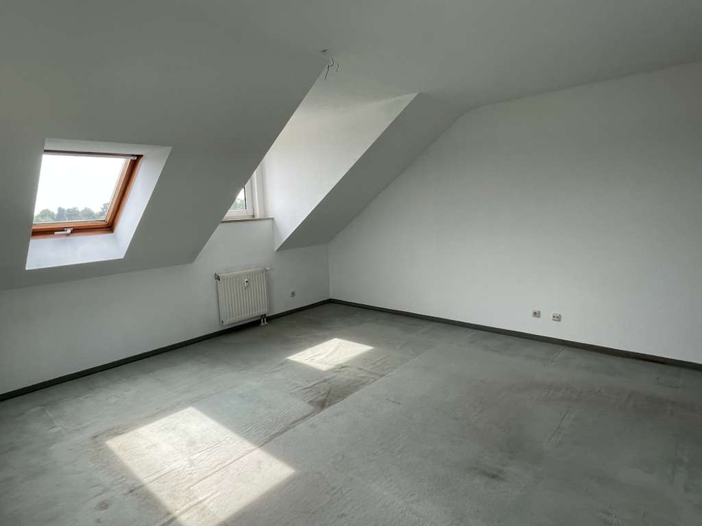 Immobilie in Naunhof - TOP BEZUGSFREI, Lichtdurchflutete 2-Raum-Dachgeschosswohnung inkl. 2 TG Stellplätze zu verkaufen! - Bild 3