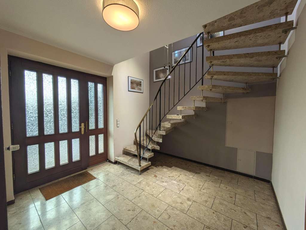 Immobilie in Harsefeld - Modernisiertes Einfamilienhaus in Hanglage mit barrierefreier Einliegerwohnung im Erdgeschoss - Bild 2