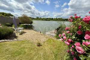 Gepflegtes Wassergrundstück mit zwei Ferienhäuser auf Eigentumsland, Strand, Steg und Outdoorküche – Müritz (Kreis) – Vorschaubild 19