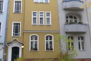 Lebendig wohnen in Berlin: 2-Zimmer-Wohnung im sanierten Altbau
