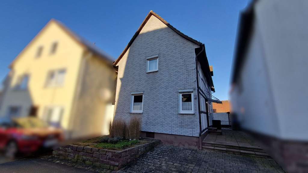 Immobilie in Beverungen - Einfamilienhaus mit Garage am Weserradweg - Bild 1