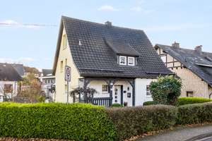 Ihr Wohlfühl-Zuhause: Charmantes Einfamilienhaus im Herzen von Hünsborn! – Die vollständige Adresse der Immobilie erhältst du vom Anbieter., 57482 Wenden – Vorschaubild 1