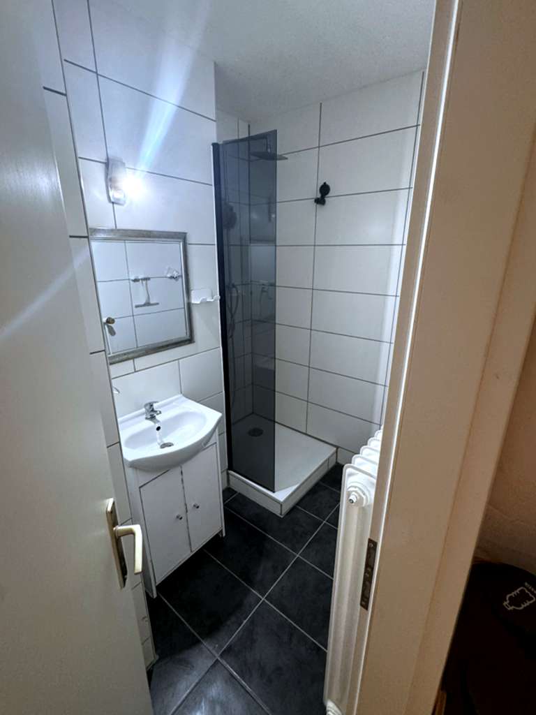 Immobilie in Niederkassel - Teilsanierte 3-Zimmer-Whg. mit 73m2 & zwei Loggien - Ideal für Kapitalanleger - Bild 0