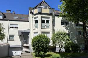 Gepflegtes 1-Zimmer-DG-Appartement mit zwei Balkonen.