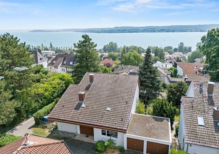 exklusives Wohnhaus mit Indoor-Schwimmbad
in begehrter, ruhiger Villenlage mit Seesicht