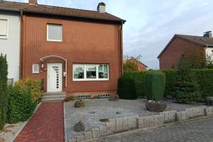 Reihenendhaus mit Garten und 2 Garagen
