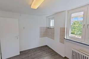 Viel Raum zum Leben: Gepflegte 4-Zimmer-Wohnung mit Balkon, Einbauschränken & 2 Bädern – Am Heilandsfrieden 15, 33104 Schloß Neuhaus, Paderborn – Vorschaubild 10