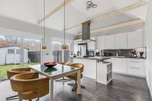 Stilvoller Bungalow mit besonderem Raumgefühl in Henstedt-Ulzburg – Die vollständige Adresse der Immobilie erhältst du vom Anbieter., 24558 Henstedt-Ulzburg – Vorschaubild 2