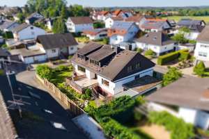 Attraktives Zweifamilienhaus mit Garten und Garagen