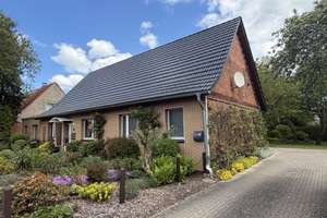 Großzügiges Familienglück: Gepflegtes Raumwunder mit Einliegerwohnung auf 1.900 m² Naturgrundstück