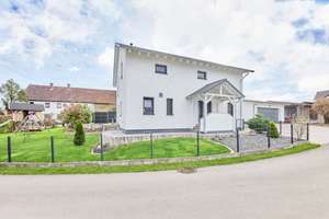 Ein Zuhause zum Ankommen: 
Energieeffizientes Einfamilienhaus in ruhiger Lage – Die vollständige Adresse der Immobilie erhältst du vom Anbieter., 86872 Scherstetten – Vorschaubild 1
