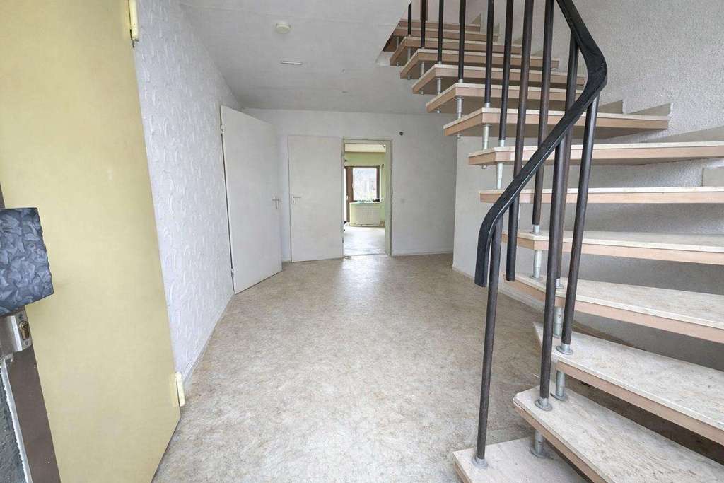 Immobilie in Schöffengrund - Perfekt für Macher: Großes EFH mit Entwicklungspotenzial - Bild 2