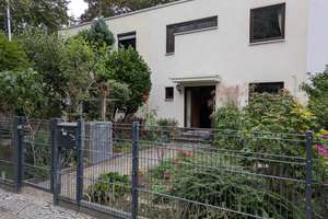 4-Zimmer Reihenmittelhaus mit Garage in Berlin-Lankwitz