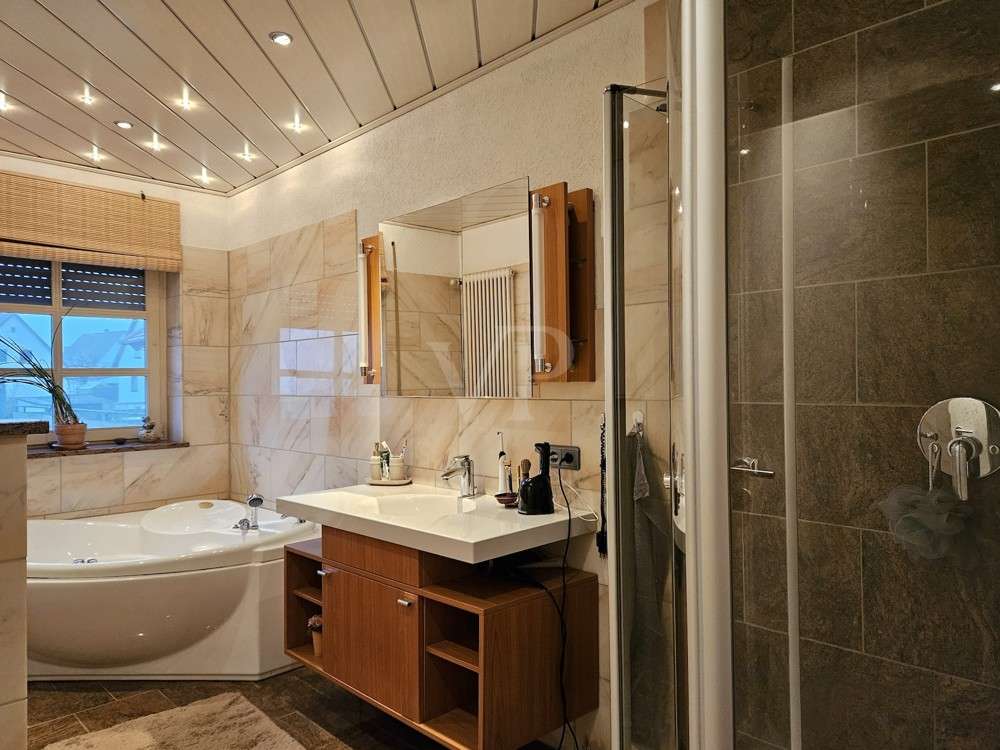 Immobilie in Aurach - Stilvolle Architektenvilla mit großem Grundstück - Bild 1