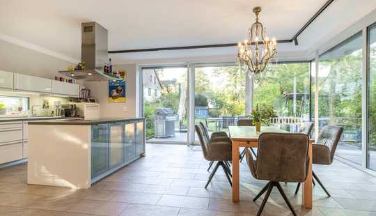 Bild von Energieeffizientes Leben. Mit Wohnküche, Kamin, Dachterrasse und großem Garten