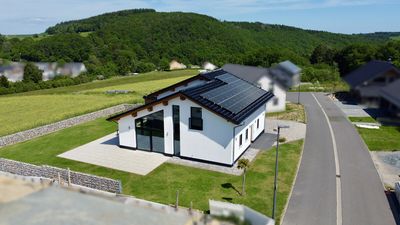 Luxuriöses Traumhaus in ruhiger Grünlage mit Fernblick, Sauna, Whirlpool, PV Anlage und mehr